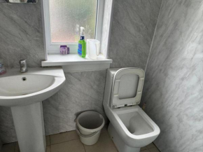 Luxury private full Flat in London all bills are including Near the station